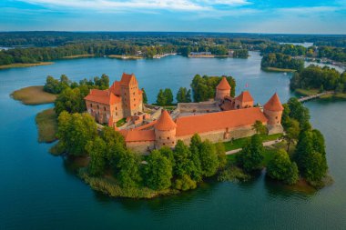 Trakai kalesinin havadan görünüşü. Galve Gölü 'nde bulunan Ortaçağ Gotik Adası kalesi. Yukarıdan drone fotoğrafı