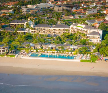 Seminyak sahil şeridinin havadan görünüşü. Güney Bali, Endonezya 'daki ünlü ve lüks Kuta plaj beldesi. Plaj merkezinin güneşli hava aracı fotoğrafı.