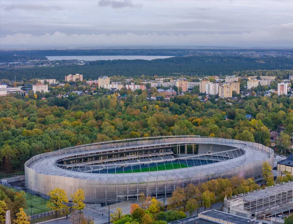 2022 yılında yeni inşa edilen Kaunas Darius ve Girenas futbol stadyumunun havadan görüntüsü Litvanya 'nın en büyük stadyumudur. Çok amaçlı bir stadyumun havadan çekilmiş fotoğrafı.