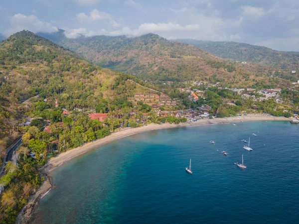 Batı Nusa Tenggara, Endonezya 'daki Lombok Adası' ndaki Senggigi tatil köyü kıyı şeridi havadan görünüyor. Bali adasının doğusundaki tatil köyü.