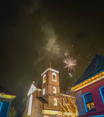 Eski Kaunas, Litvanya 'daki Katedral Kilisesi üzerinde yeni yıl şenlikli havai fişekler