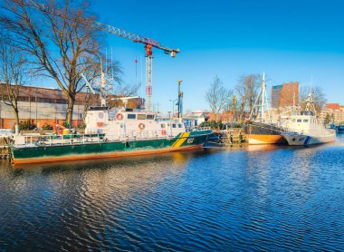 Litvanya 'nın Klaipeda limanındaki eski balıkçı teknesi. Kış için park edilmiş gemi