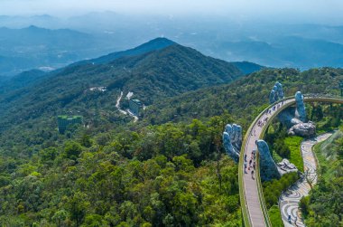 Ba Na tepelerindeki Altın Köprü 'nün havadan görüntüsü, Da Nang, Vietnam. İki dev beton el kaldırdı. Dağlardaki ikonik dünyaca ünlü köprü