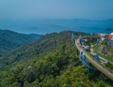 Ba Na tepelerindeki Altın Köprü 'nün havadan görüntüsü, Da Nang, Vietnam. İki dev beton el kaldırdı. Dağlardaki ikonik dünyaca ünlü köprü