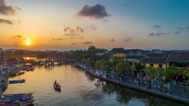 Vietnam 'da günbatımında Hoi An şehrinin insansız hava aracı görüntüsü. Antik şehir, UNESCO dünya mirası, Quang Nam bölgesinde.. 