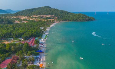 Vietnam 'daki Phu Quoc adasında beyaz kum ve kristal berrak suyla Sao sahilinin hava manzarası.