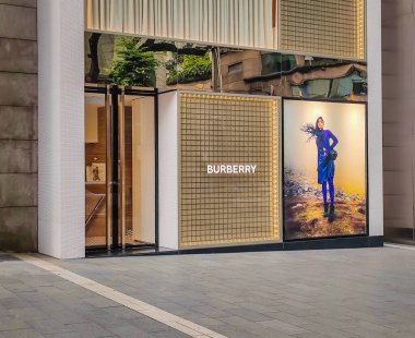Kuala Lumpur, Malezya - 26 Ocak 2024: Kuala Lumpur 'daki büyük lüks alışveriş merkezinin Burberry mağazası ve şirket logosu