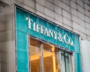 Kuala Lumpur, Malezya - 26 Ocak 2024: Kuala Lumpur 'daki büyük lüks alışveriş merkezinin Tiffany and Co. mağaza ve şirket logosu