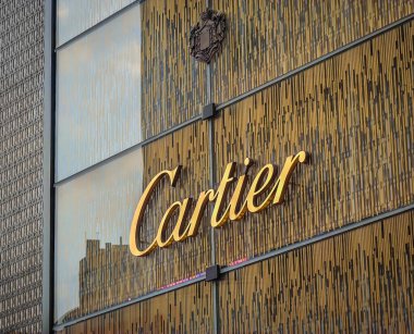 Kuala Lumpur, Malezya - 26 Ocak 2024: Kuala Lumpur 'daki büyük lüks alışveriş merkezinin Cartier mağazası ve şirket logosu