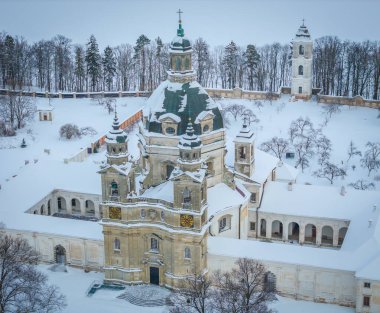 Kaunas, Litvanya 'daki Barok Mimarisi Pazaislis Manastırı' nın havadan görünüşü. Arka planda buz gibi bir Kaunas lagünü var.