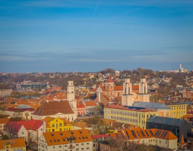 Kaunas 'ın eski kasabası, Litvanya. Kaunas şehir merkezinin insansız hava görüntüsü. Bir sürü eski kırmızı çatı evleri ve kiliseleri var.