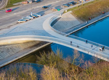 Nehrin üzerindeki yeni modern yaya köprüsü. Litvanya, Kaunas 'taki yuvarlak şekilli köprülerin hava fotoğrafı
