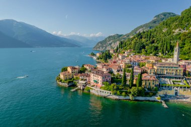 Varenna, Como Gölü. Dağlar, mavi gökyüzü ve turkuaz suyla çevrili ve Como Lake, Lombardy, İtalya 'da yer alan havadan panoramik manzara