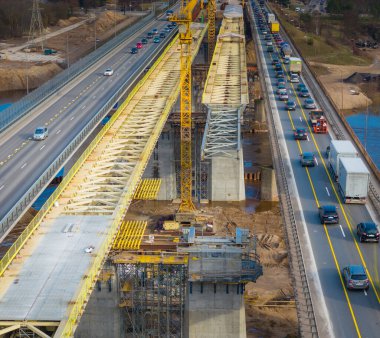 Otoyol inşaatı. Hava aracı şu anda yapım aşamasında olan yolun üst görüntüsü. Litvanya, Kaunas 'ta nehir üzerinde yeni köprüler inşa ediliyor..