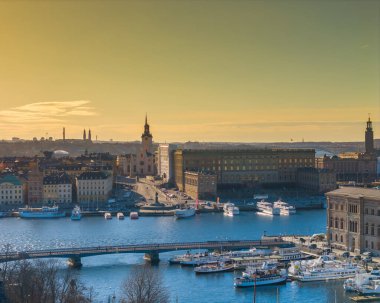 Stockholm 'ün eski kasabası, günbatımında Gamla Stan. İsveç başkentinin havadan görünüşü. İHA üst panorama fotoğrafı