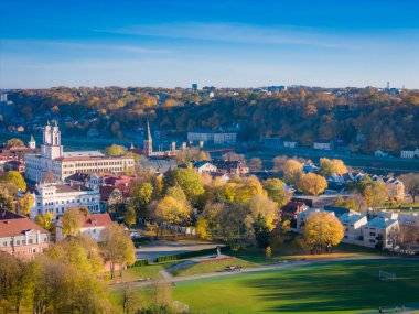 Kaunas eski kasaba panoraması, Litvanya. Kaunas şehir merkezinin eski kırmızı çatı evleri ve kiliseleriyle insansız hava görüntüsü fotoğrafı.