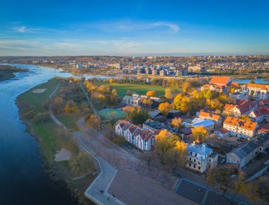 Kaunas eski kasaba panoraması, Litvanya. Kaunas şehir merkezinin eski kırmızı çatı evleri ve kiliseleriyle insansız hava görüntüsü fotoğrafı.