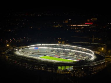 Kaunas Darius ve Girenas stadyumu geceleri ışıklar açık ve futbol maçı devam ediyor. Hava görüntüsü, İHA fotoğrafı