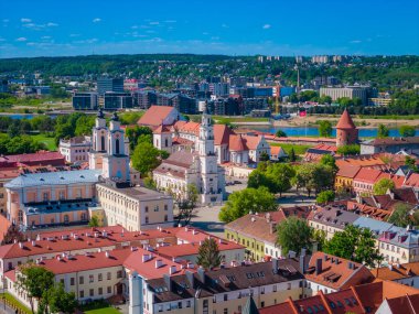 Kaunas 'ın eski kasabası, Litvanya. Kaunas şehir merkezinin panoramik insansız hava aracı görüntüsü. Bir sürü eski kırmızı çatı evleri, kiliseler var.