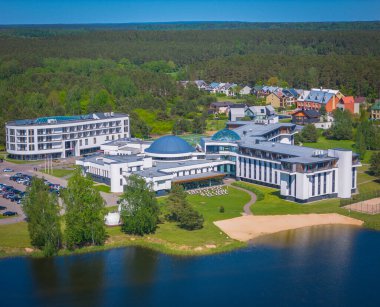 Litvanya 'nın Nemunas nehrinin kıyısında yer alan Birstonas şehrinin hava manzarası. Doğal maden suları olan küçük bir SPA tesisi. Drone fotoğrafı