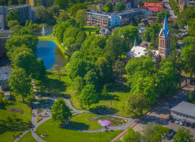 Litvanya 'nın Nemunas nehrinin kıyısında yer alan Birstonas şehrinin hava manzarası. Doğal maden suları olan küçük bir SPA tesisi..