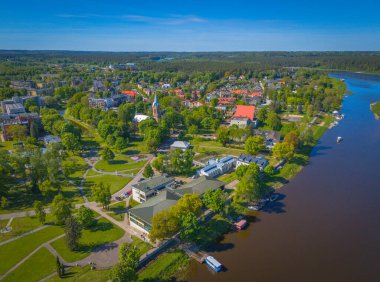 Litvanya 'nın Nemunas nehrinin kıyısında yer alan Birstonas şehrinin hava manzarası. Doğal maden suları olan küçük bir SPA tesisi..