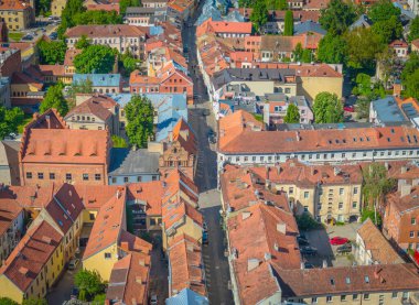 Kaunas 'ın eski kasabası, Litvanya. Kaunas şehir merkezinin panoramik insansız hava aracı görüntüsü. Bir sürü eski kırmızı çatı evleri, kiliseler var.