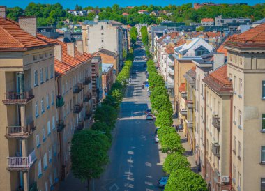Kaunas şehir merkezi, Litvanya. Yeni bir şehir merkezinde dar Maironis caddesinin hava aracı fotoğrafı.