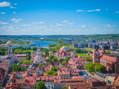 Kaunas 'ın eski kasabası, Litvanya. Kaunas şehir merkezinin panoramik insansız hava aracı görüntüsü. Bir sürü eski kırmızı çatı evleri, kiliseler var.