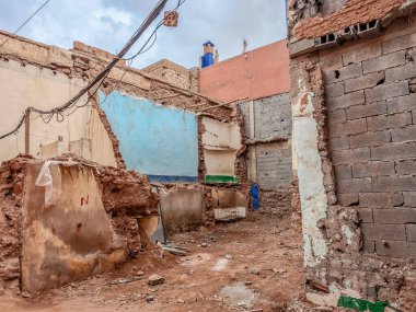Marakeş, Fas 'taki depremden sonra binanın kalıntıları temizlendi. Yıkılmış konut
