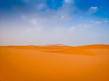 Sahra Çölü 'nde kum tepecikleri. Arka planda mavi gökyüzü, Merzouga, Fas, Kuzey Afrika.