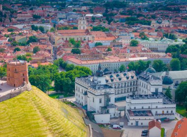 Gediminas Kalesi ve Litvanya Büyük Dükleri Sarayı Katedral Meydanı 'nda. Vilnius 'un eski kasabasının hava aracı görüntüsü