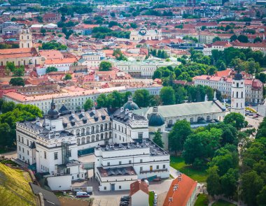 Litvanya Büyük Dükleri 'nin Katedral Meydanı' ndaki sarayı. Vilnius 'un eski kasabasının hava aracı görüntüsü