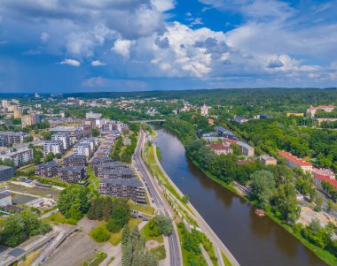 Vilnius, Litvanya. Neris nehrinin yanındaki şehir merkezinin havadan görünüşü. Panoramik dron fotoğrafı