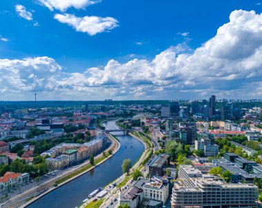 Vilnius, Litvanya. Gökdelenli yeni şehir merkezinin havadan görünüşü. Panoramik dron fotoğrafı
