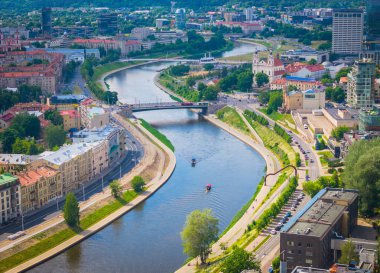 Vilnius, Litvanya. Gökdelenli yeni şehir merkezinin havadan görünüşü. Panoramik dron fotoğrafı