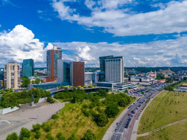 Vilnius, Litvanya. Modern gökdelenleri olan yeni şehir merkezinin havadan görünüşü. Panoramik dron fotoğrafı