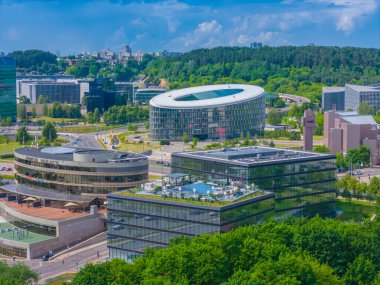 Vilnius, Litvanya. Modern gökdelenleri olan yeni şehir merkezinin havadan görünüşü. Panoramik dron fotoğrafı