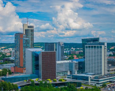 Vilnius, Litvanya. Modern gökdelenler ofis binaları kompleksiyle şehir merkezinin havadan görünüşü. Panoramik dron fotoğrafı