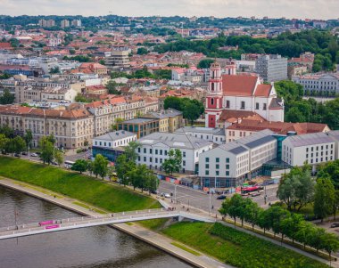 07 01 2024 - Vilnius, Litvanya. Neris Nehri ve Beyaz Köprü 'nün yanındaki Vilnius eski kasaba ve şehir merkezi. Panoramik dron fotoğrafı