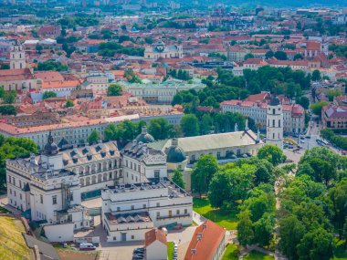 Litvanya ve Katedral Meydanı Büyük Dükleri Sarayı. Vilnius 'un eski kasabasının hava aracı görüntüsü
