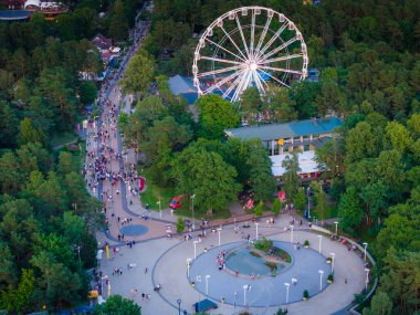 Palanga, Litvanya. Baltık deniz tatil köyünün insansız hava aracı görüntüsü. Dönme dolabı olan orta kare.