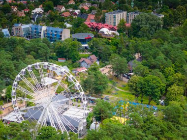 Litvanya 'nın Palanga tatil beldesinde dönme dolap. Şehir merkezinde gezinirken çekilmiş hava aracı fotoğrafı.