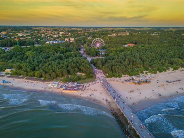 Palanga, Litvanya. Baltık deniz tatil köyünün insansız hava aracı görüntüsü. Güzel yaz sahnesi