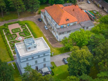 Villa Komoda, Palanga. Litvanya, Baltık deniz tatil köyünde restoranı ve oteli olan İtalyan stili bir villa. Hava aracı görünümü