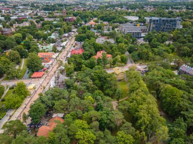 Palanga şehri hava manzarası. Merkez Basanavicius sokağı ve Baltık Denizi kıyısındaki en ünlü Baltık ülkelerinin çevresi. Drone fotoğrafı