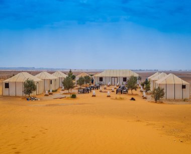Merzougha, Fas 'taki bir glamping alanının panoramik görüntüsü. Sahra çölündeki çöl kampı.