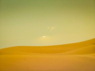 Sahra Çölü 'nde bir kum fırtınası sırasında gün batımı arka planda, Merzouga, Fas, Kuzey Afrika