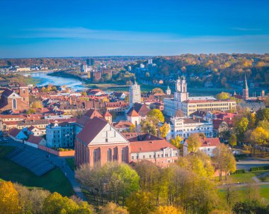 Kaunas eski kasaba panoraması, Litvanya. Kaunas şehir merkezinin eski kırmızı çatı evleri ve kiliseleriyle insansız hava görüntüsü fotoğrafı.