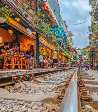Hanoi, Vietnam - 04: 30 2023: Vietnam 'da boş Hanoi tren sokağı. Hanoi Eski Mahallesi 'nin dar bir sokağında trenler evlerden geçiyor..